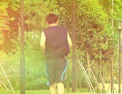 跳遠運動員頭發脫落 跳遠運動員頭發脫落影響成績,看看這脫發中的熊孩子!