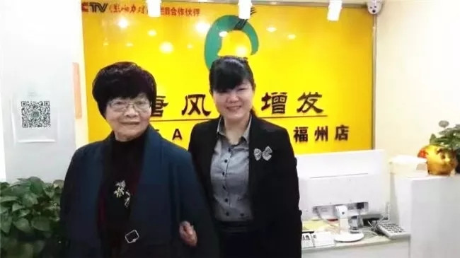 張經理和客戶合影