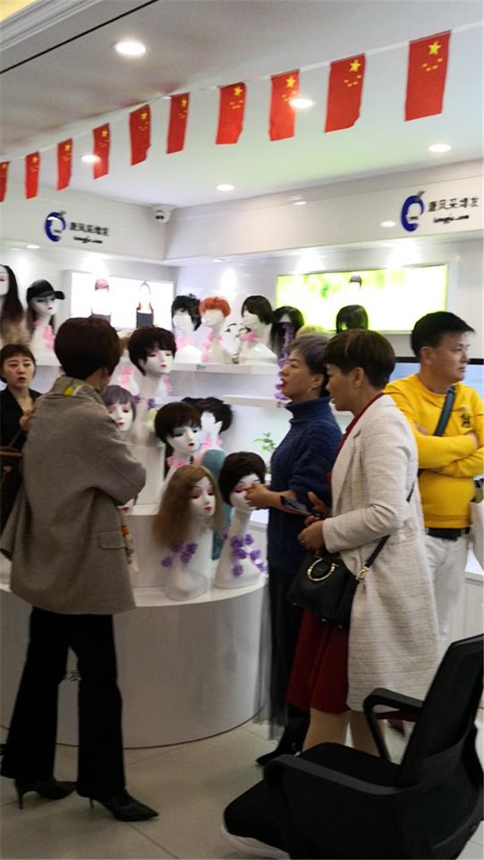 兩家店在經(jīng)營上有什么特點優(yōu)勢